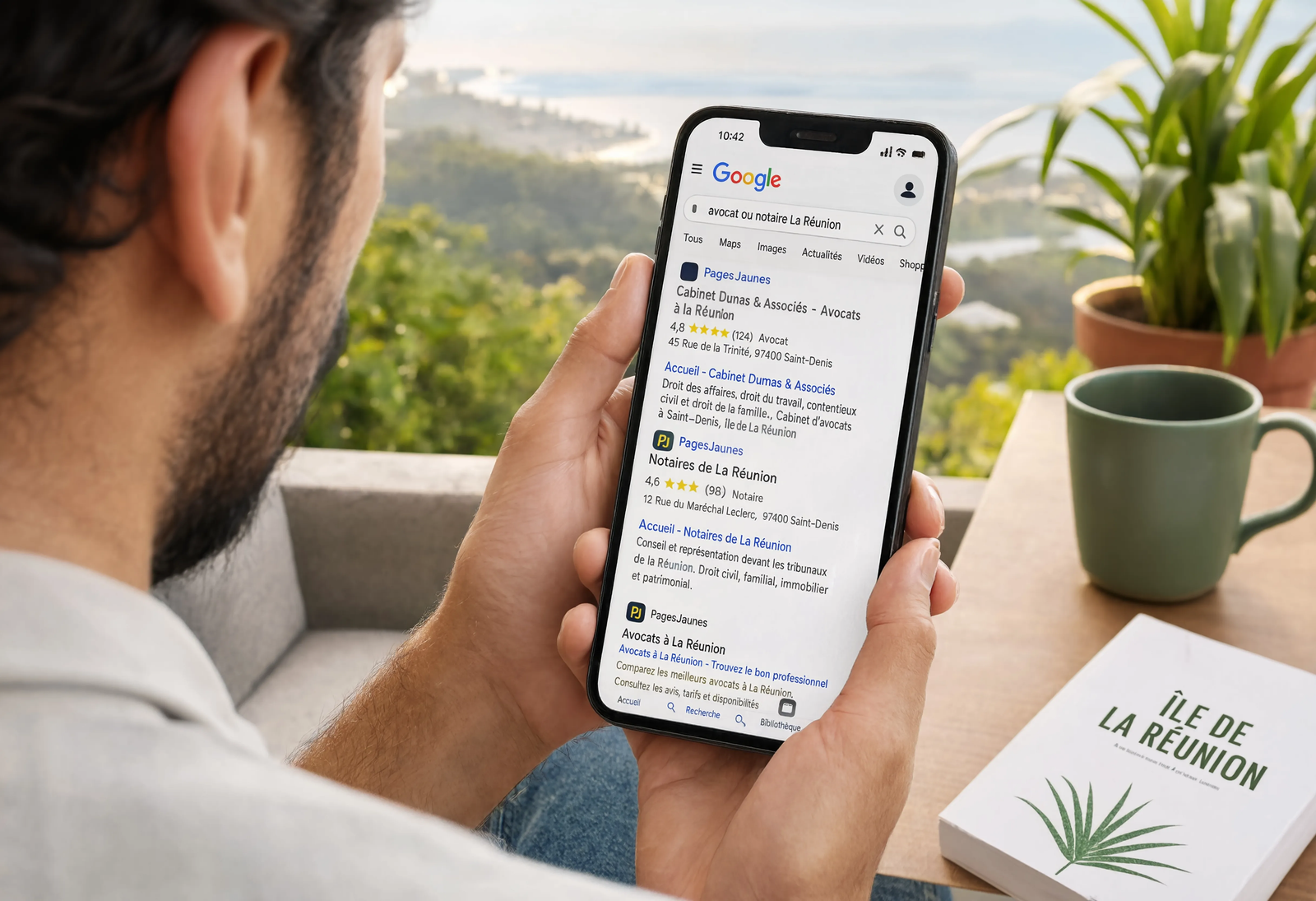 Personne cherchant un avocat ou notaire sur Google à La Réunion depuis son smartphone